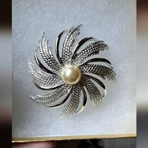 Sarah Coventry Brooch Pin Swirl Flower 1980's Faux Pearl Silver Tone Pinwheel
